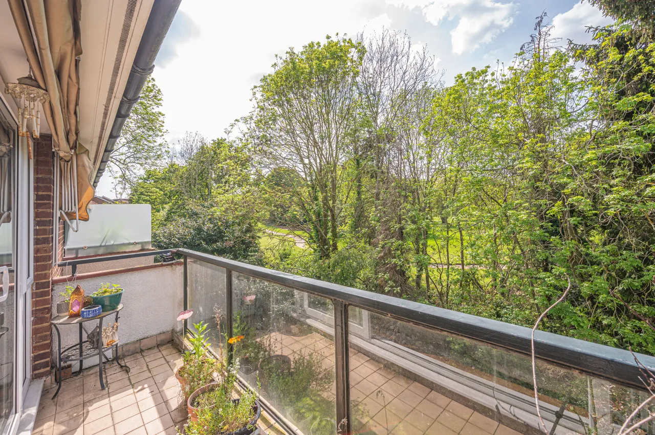 19 Foreland Court, Holders Hill Road, London, photo 9