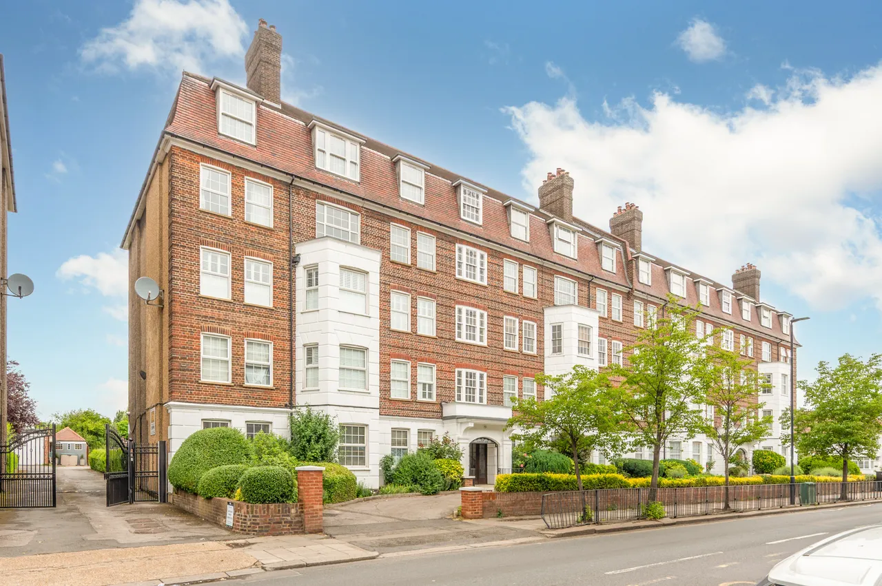 3 bed flat for sale, London, NW2
