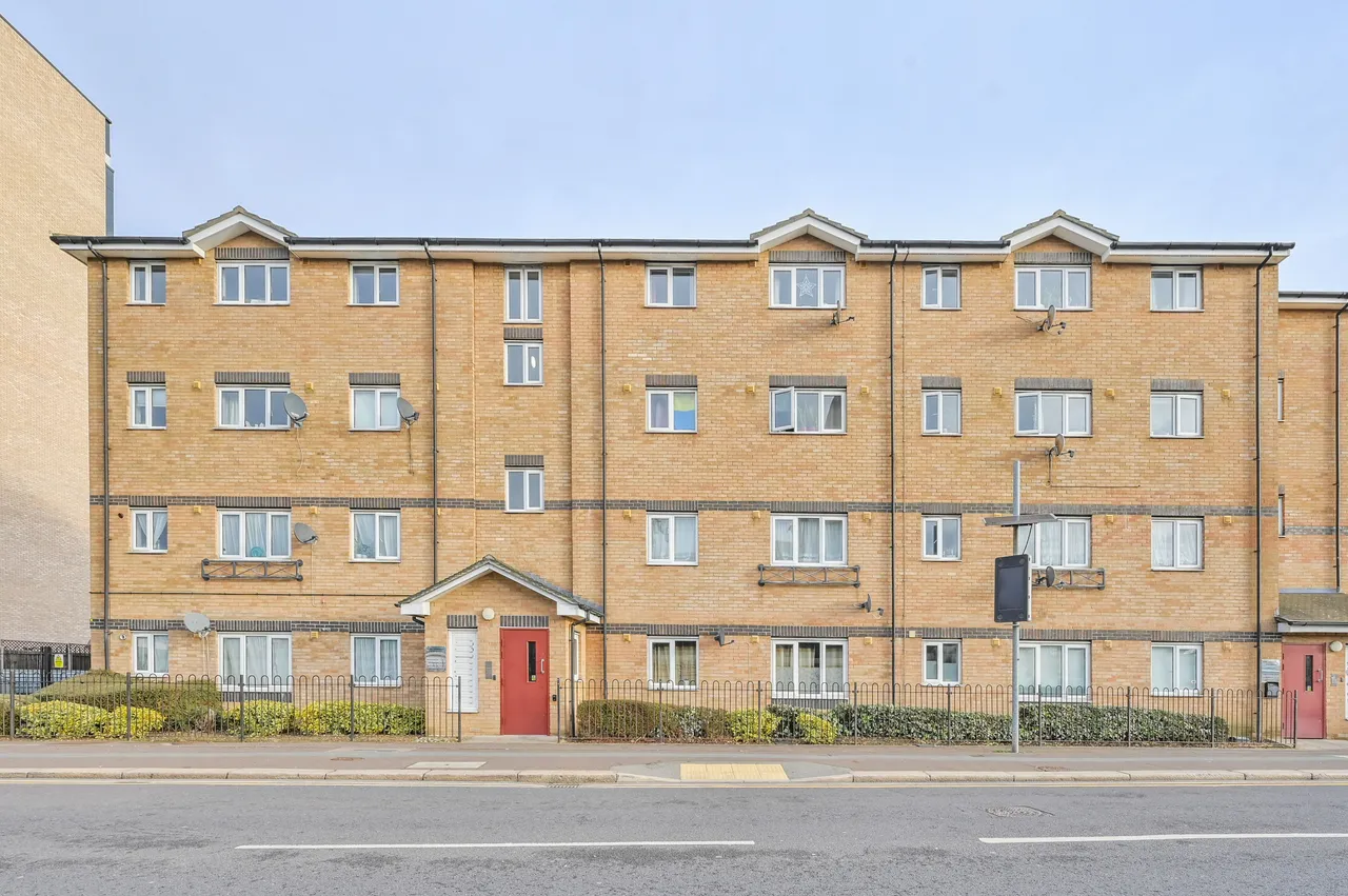1 bed flat to rent — 26 Royal Connaught Apartments, 8 Connaught Road, London