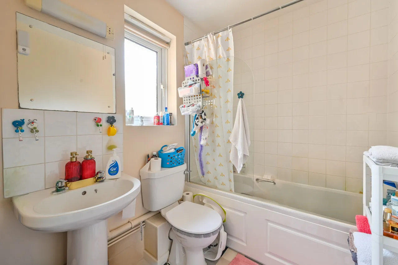 26 Royal Connaught Apartments, 8 Connaught Road, London, photo 6