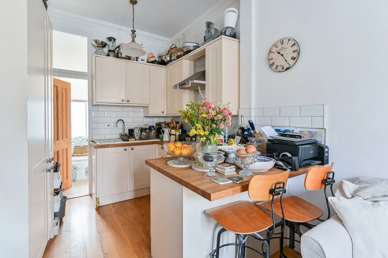 Flat 2b, 78 Tremadoc Road, London, photo 2