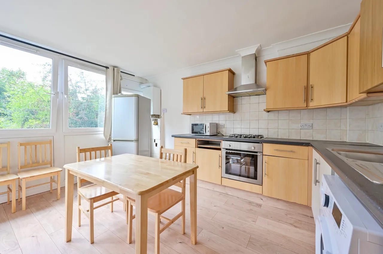 4 bed flat to rent — 87 Ibsley Gardens, London