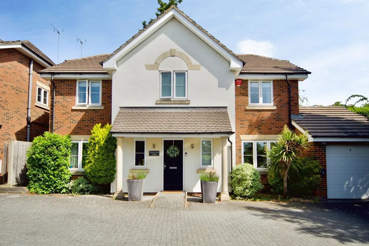 4 bed house for sale — Mandeville Close, Broxbourne