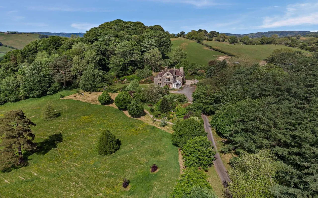 10 bed house for sale, Llanfair Caereinion, Welshpool, SY21