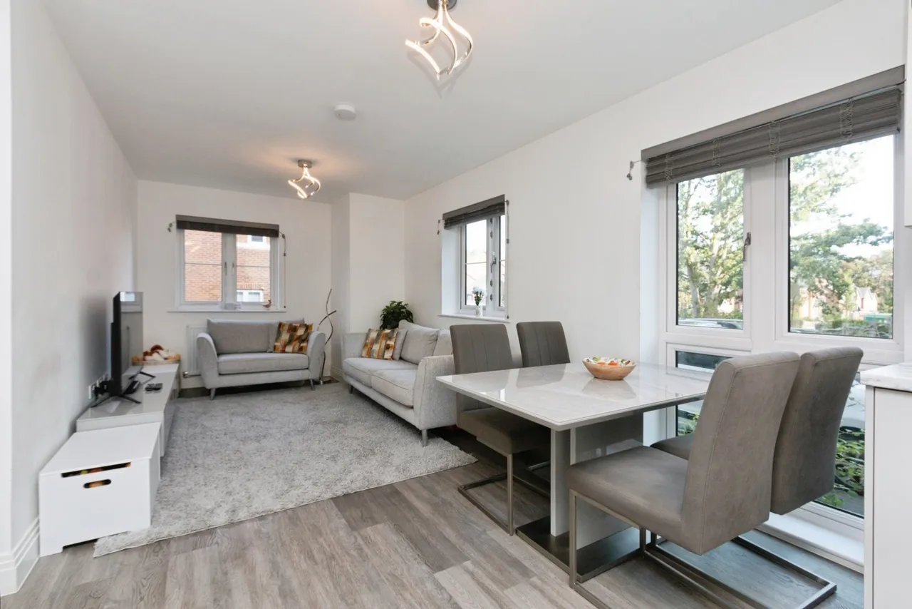 Woodside Close, Bagshot, GU19, photo 3