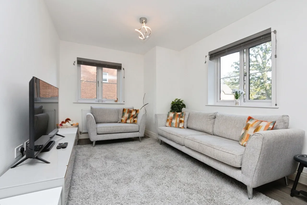 Woodside Close, Bagshot, GU19, photo 2