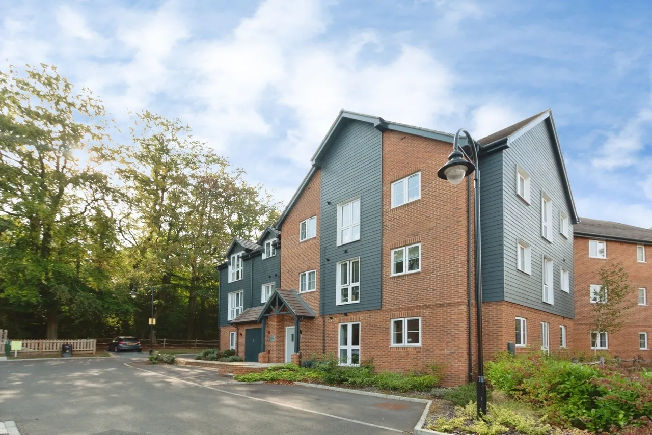 Woodside Close, Bagshot, GU19, photo 11