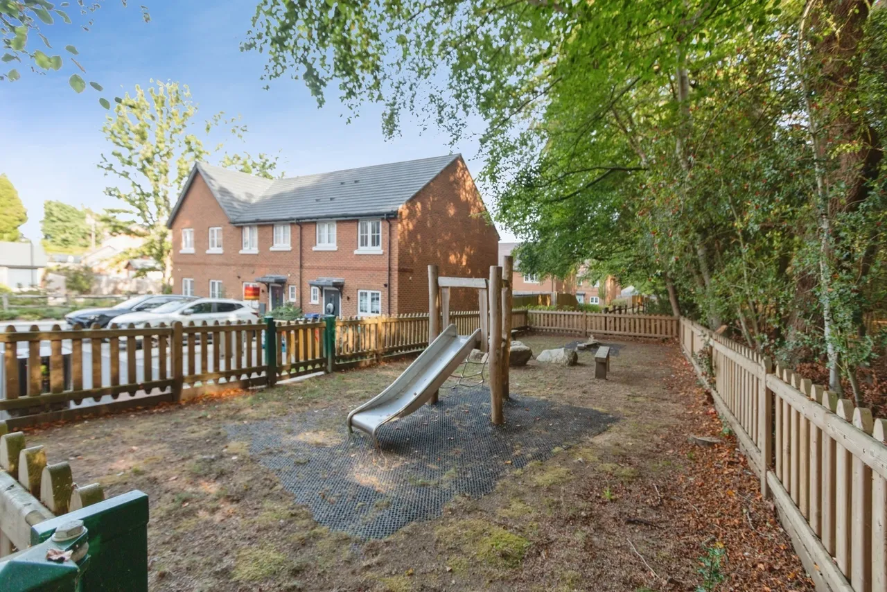Woodside Close, Bagshot, GU19, photo 12