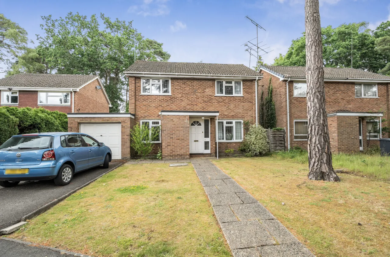 3 bed house for sale — Pendragon Way, Camberley, Surrey, GU15 1BG