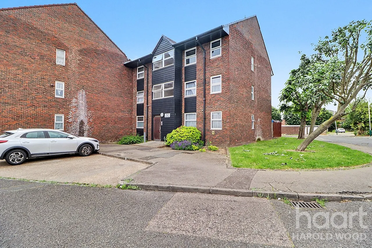 Veronica Close, Harold Hill, RM3, photo 10