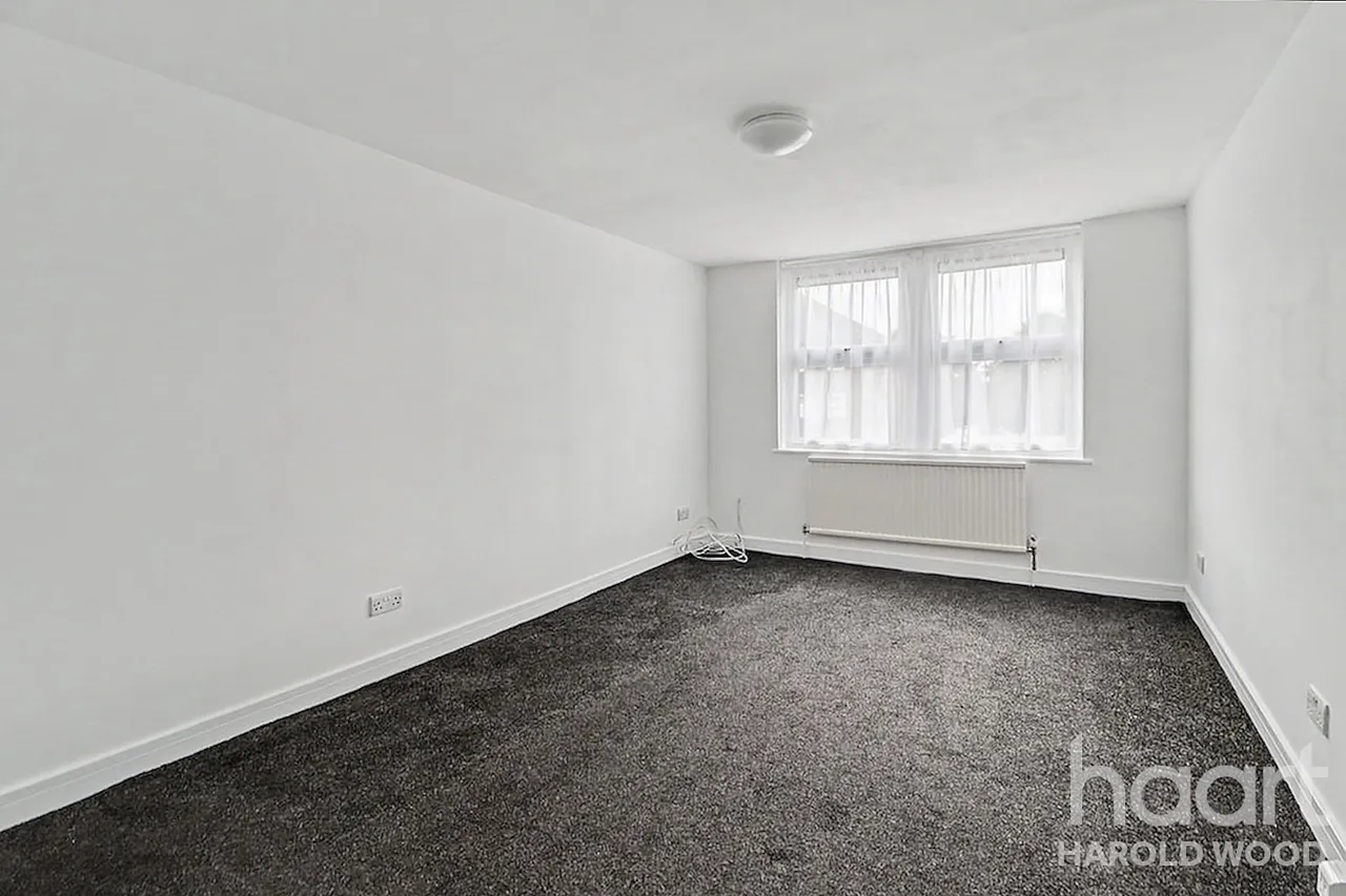 Veronica Close, Harold Hill, RM3, photo 7