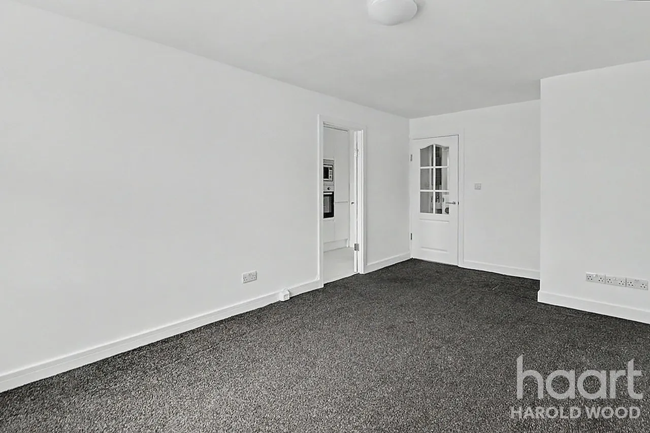 Veronica Close, Harold Hill, RM3, photo 8