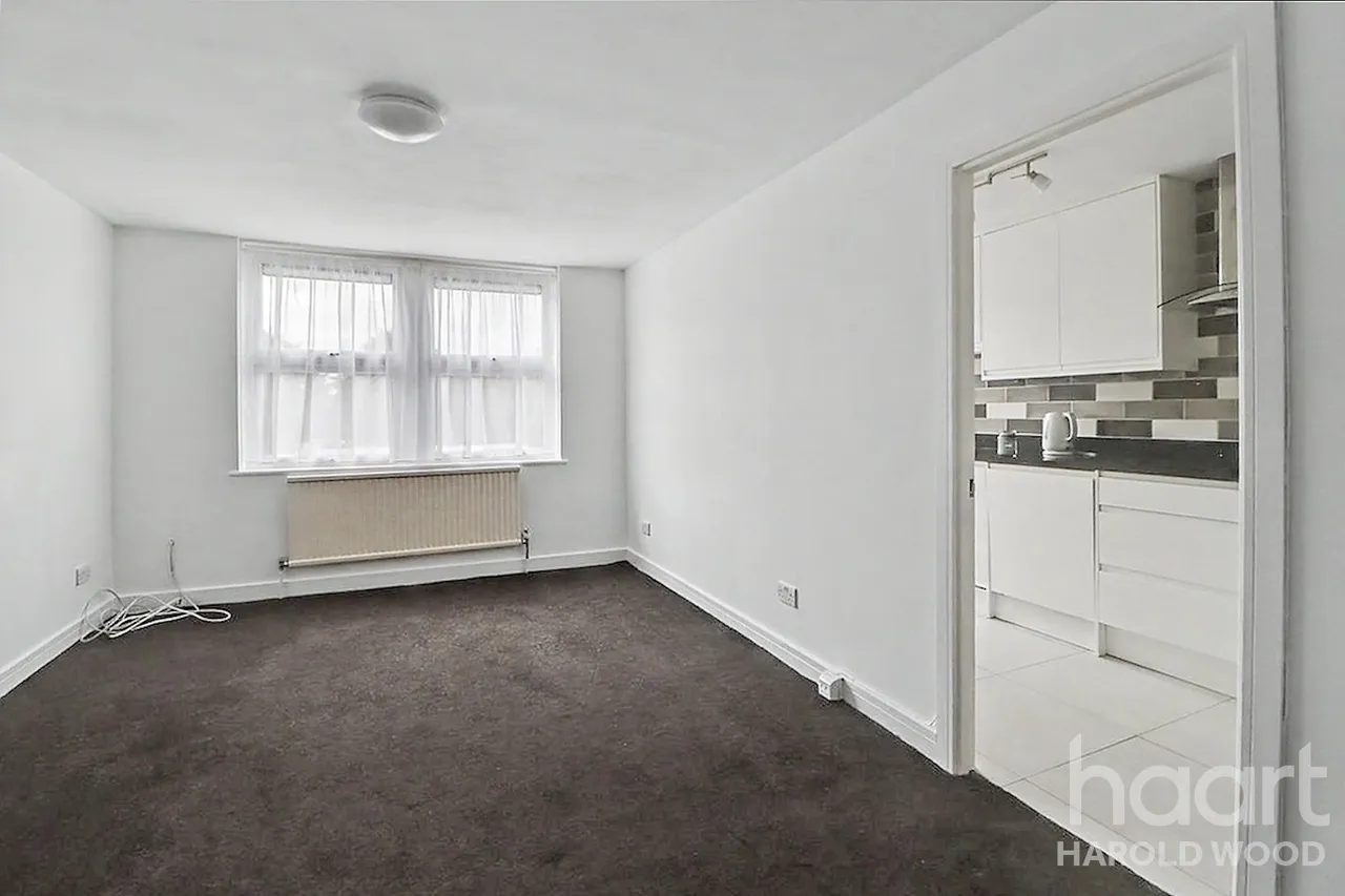 Veronica Close, Harold Hill, RM3, photo 9