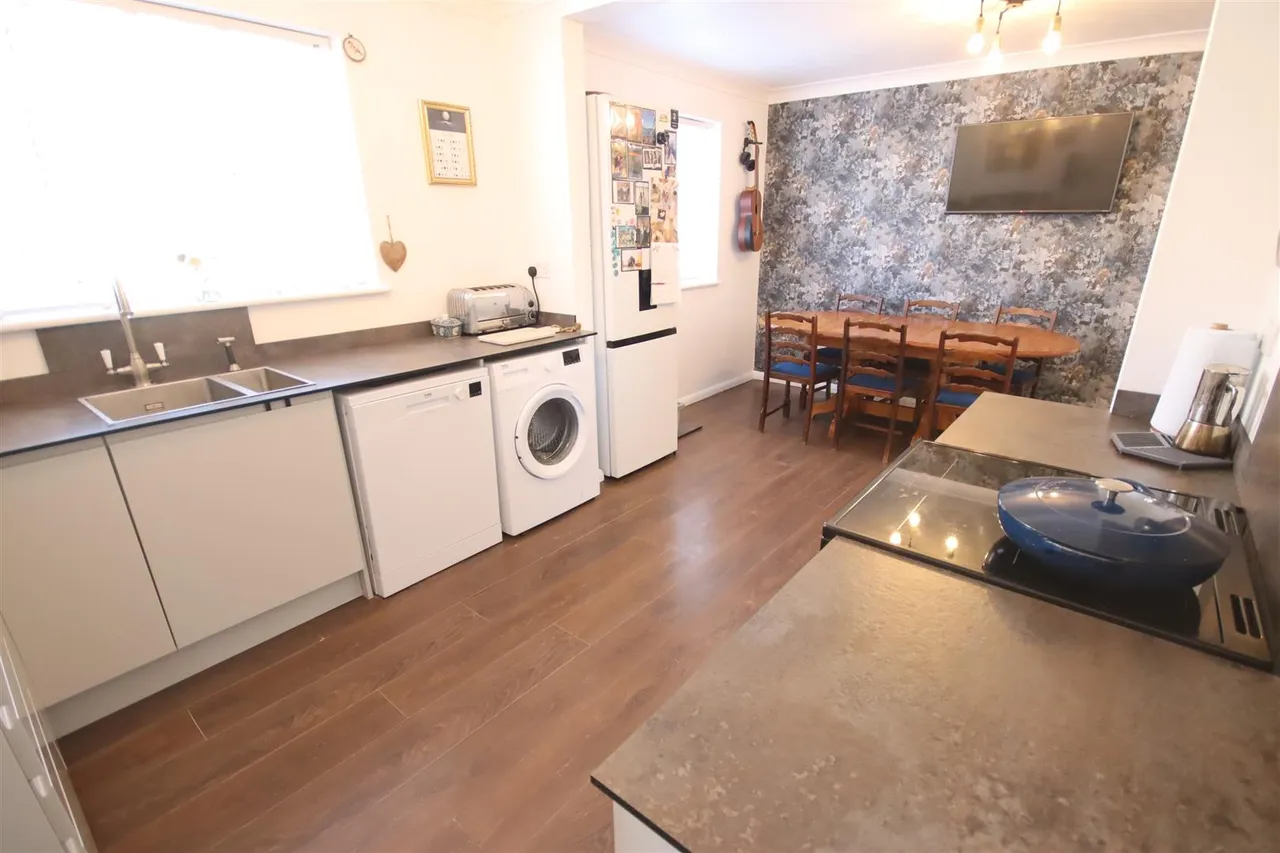 Crown Close, Chippenham, photo 2