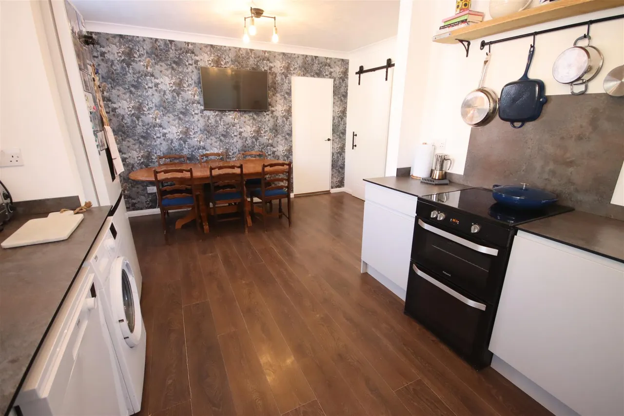 Crown Close, Chippenham, photo 3