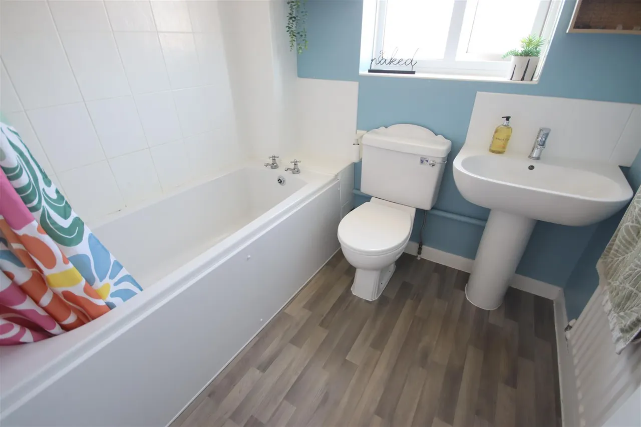 Crown Close, Chippenham, photo 11