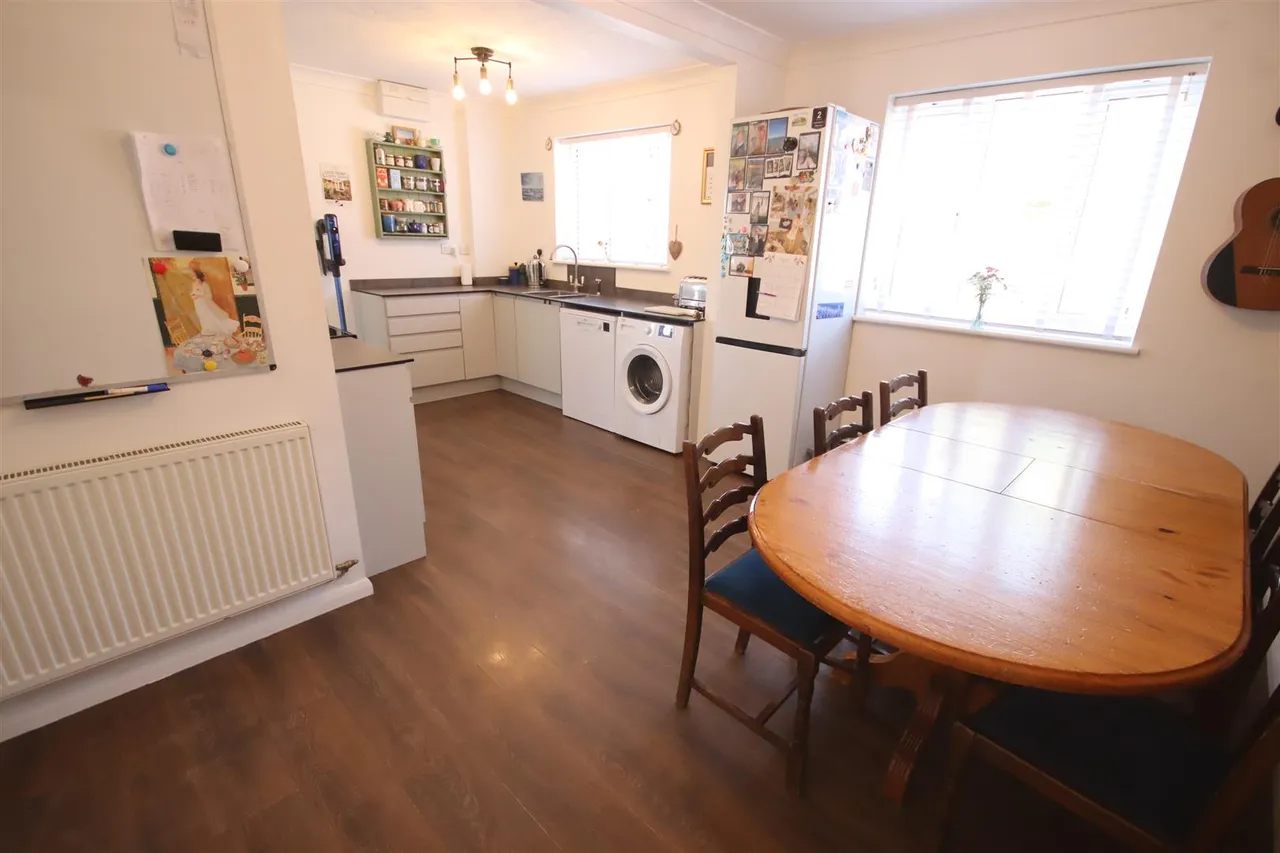 Crown Close, Chippenham, photo 5