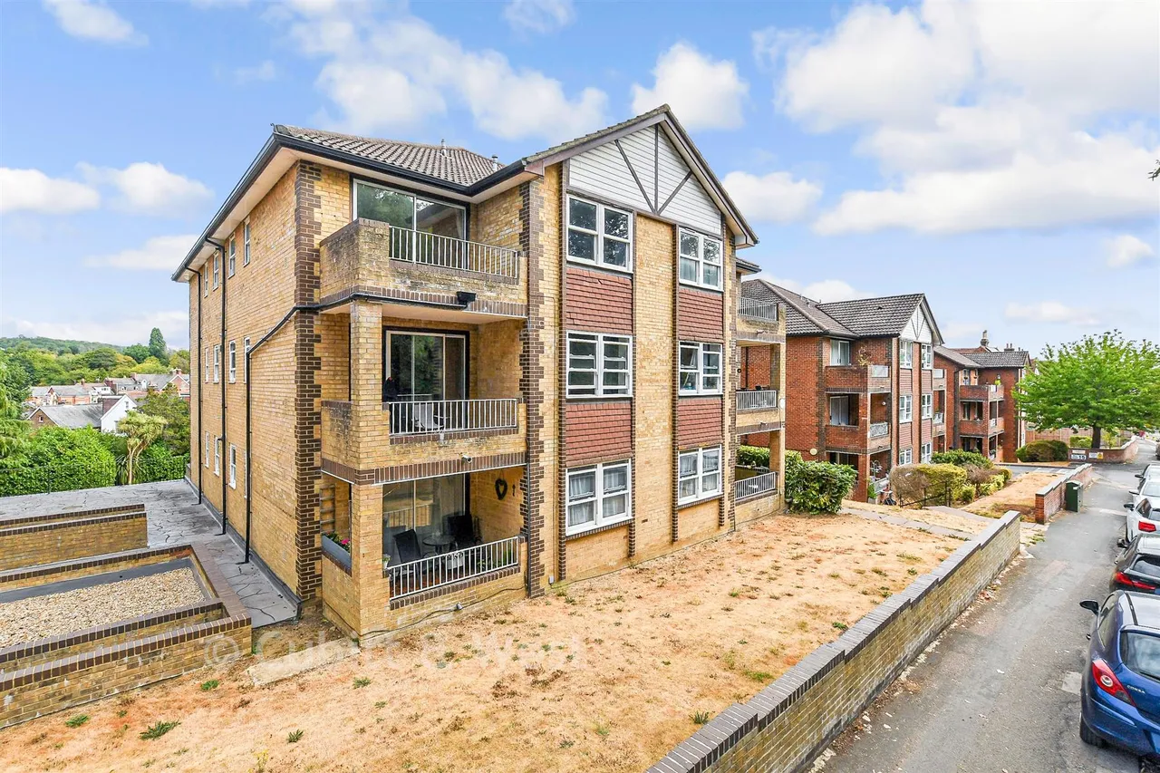1 bed flat for sale, Elm Road, Redhill, RH1