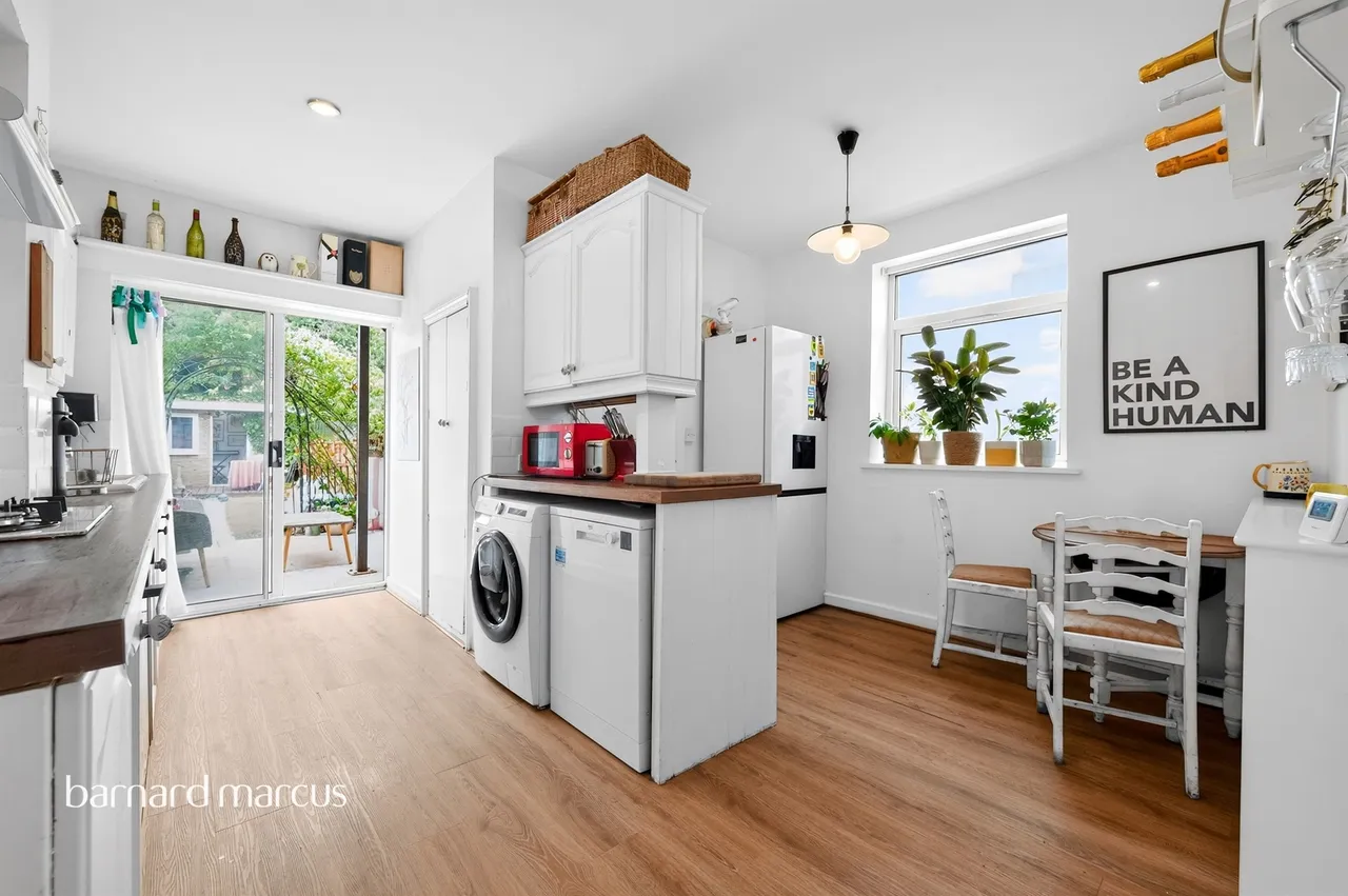 2 bed flat for sale — Tankerton Road, Surbiton