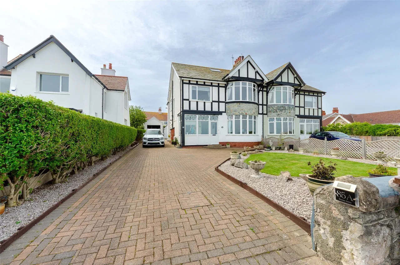 2 bed flat for sale, Marine Drive, Rhos on Sea
