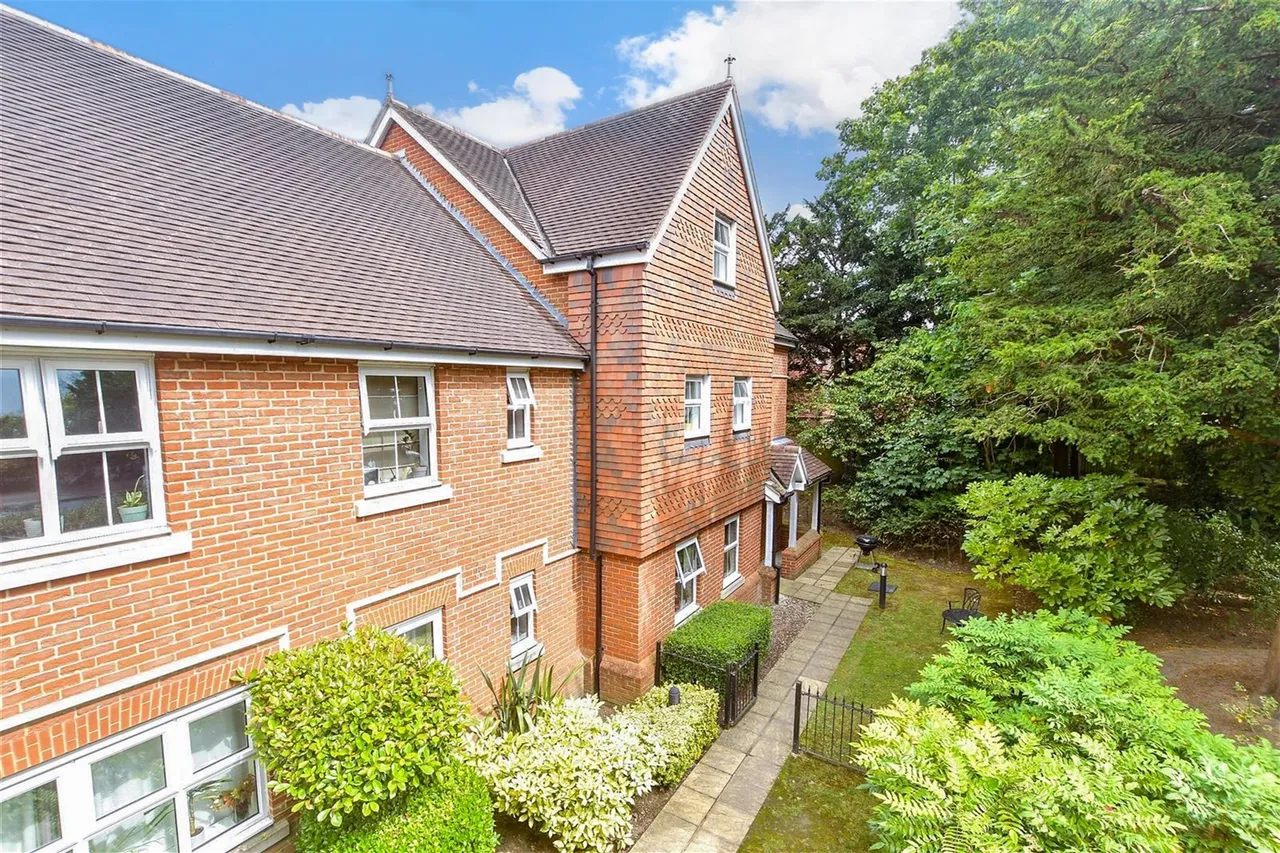 2 bed flat for sale, Fitzroy Place, Reigate, RH2