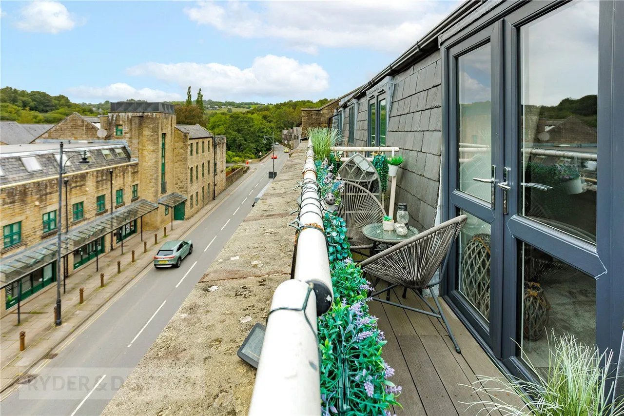 High Street, Uppermill, OL3, photo 15
