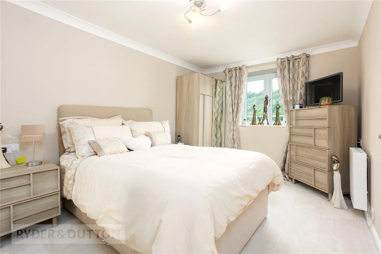 High Street, Uppermill, OL3, photo 8