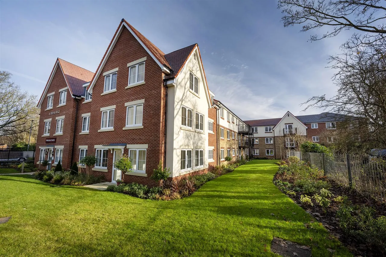 South Acre Drive, Handforth, SK9, photo 11