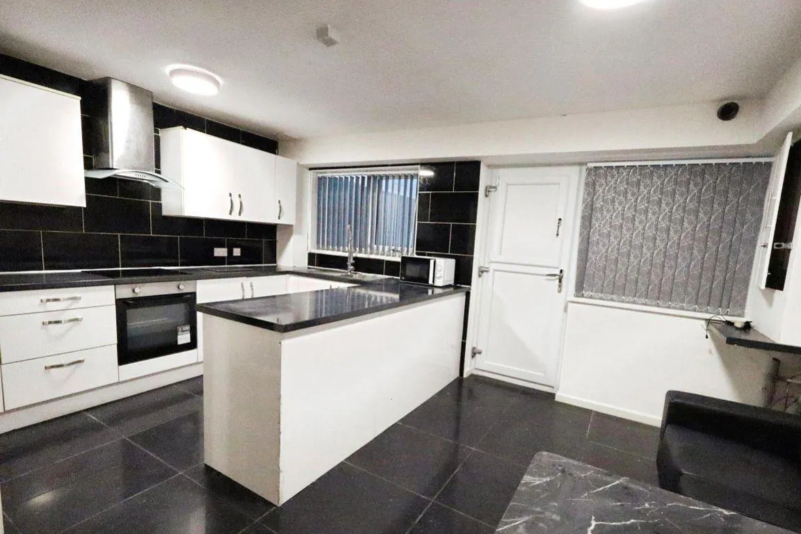 Langsett Grove, S6, photo 5