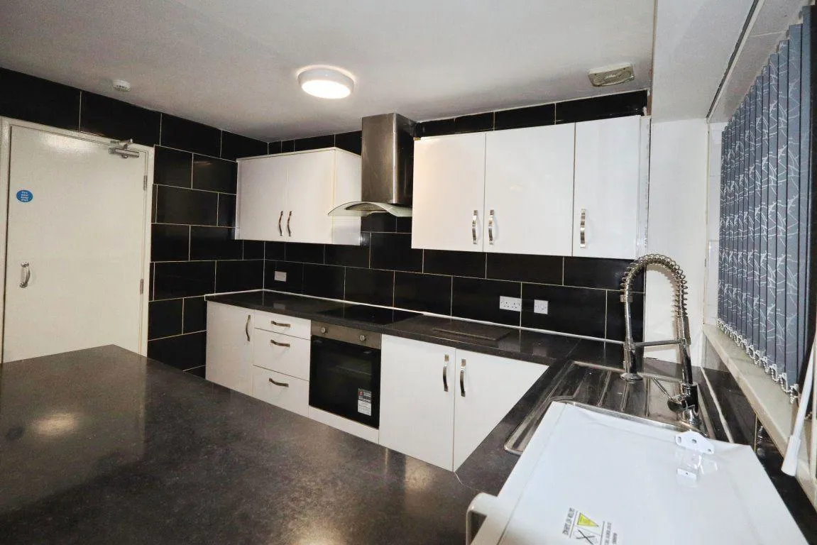 Langsett Grove, S6, photo 7