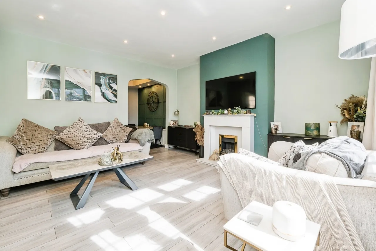 3 bed house for sale — Crescent Avenue, Hornchurch, RM12