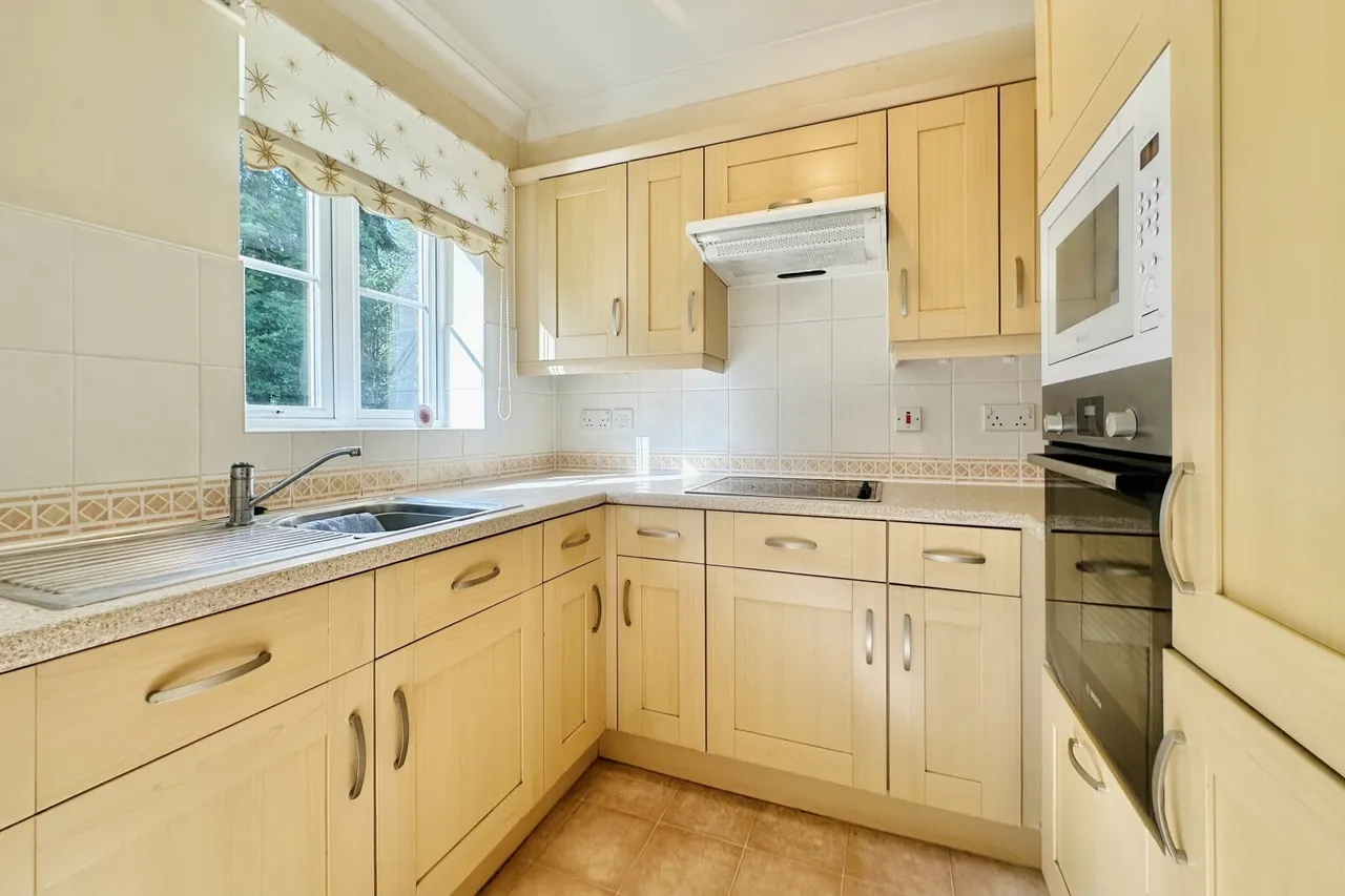 Branksomewood Road, Fleet, Hampshire, GU51 4JT, photo 2
