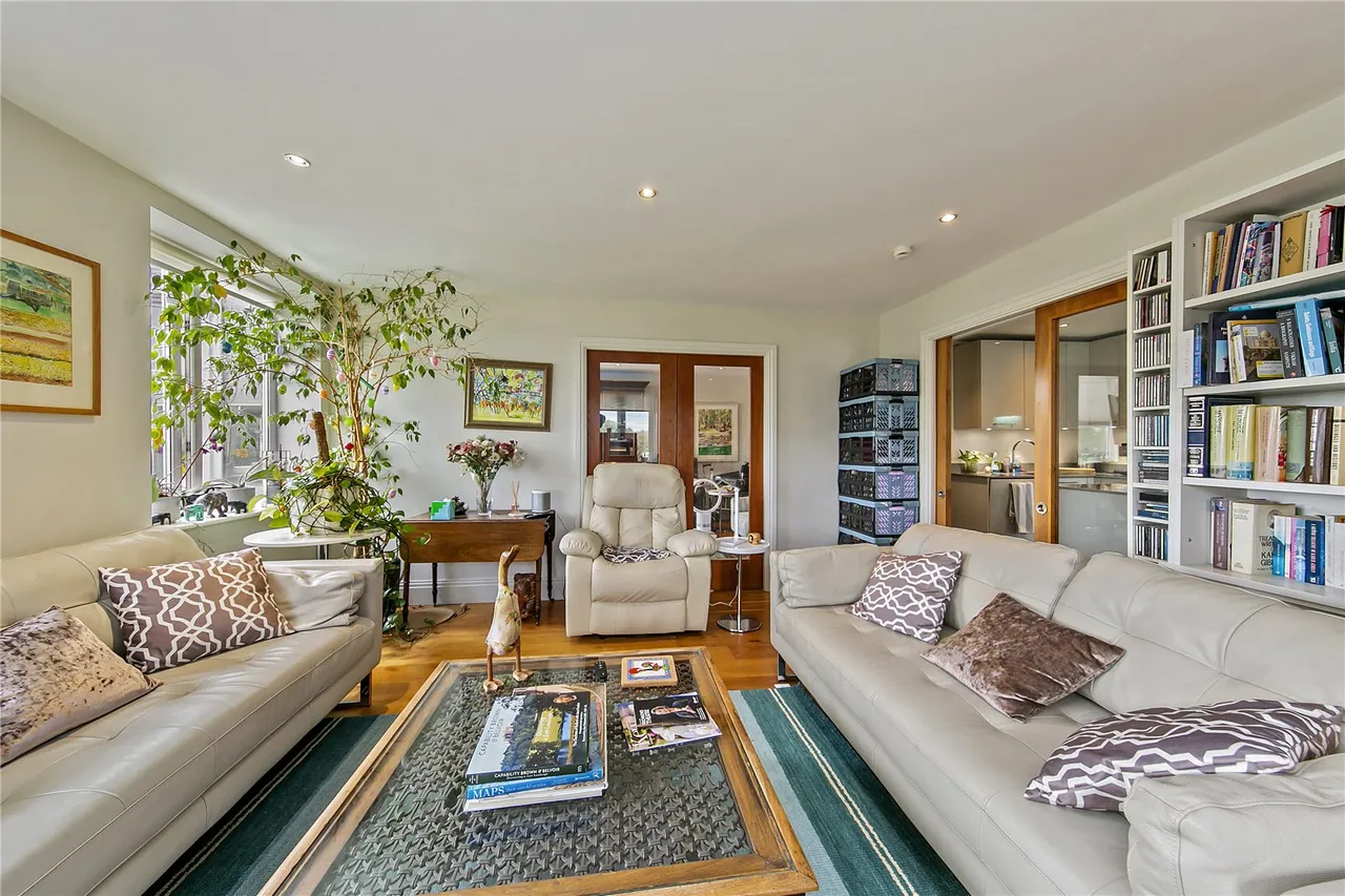 Strand Drive, TW9, photo 3