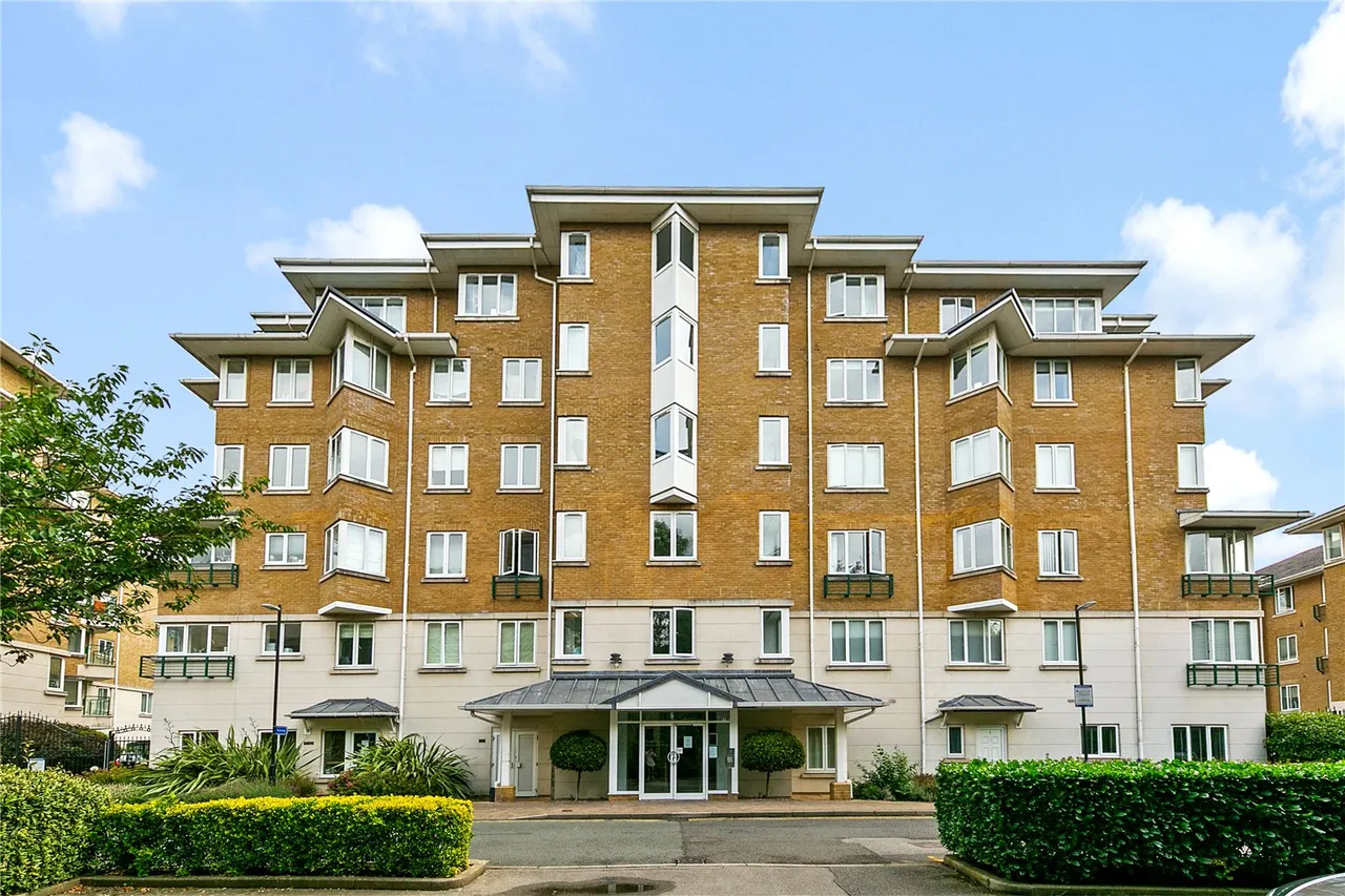 3 bed flat for sale, Strand Drive, TW9