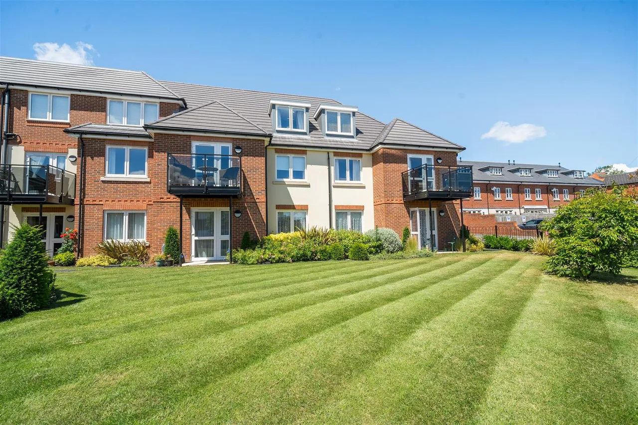 Crookham Road, Fleet, GU51, photo 18