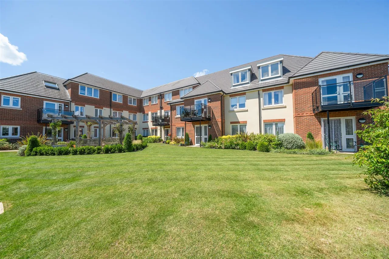 2 bed flat for sale, Crookham Road, Fleet, GU51