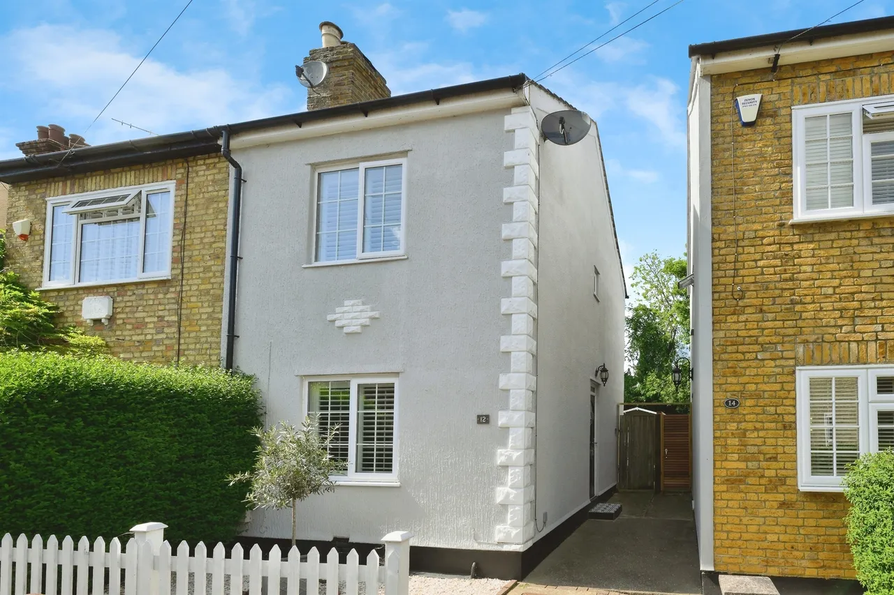 2 bed house for sale — Lea Road, Hoddesdon