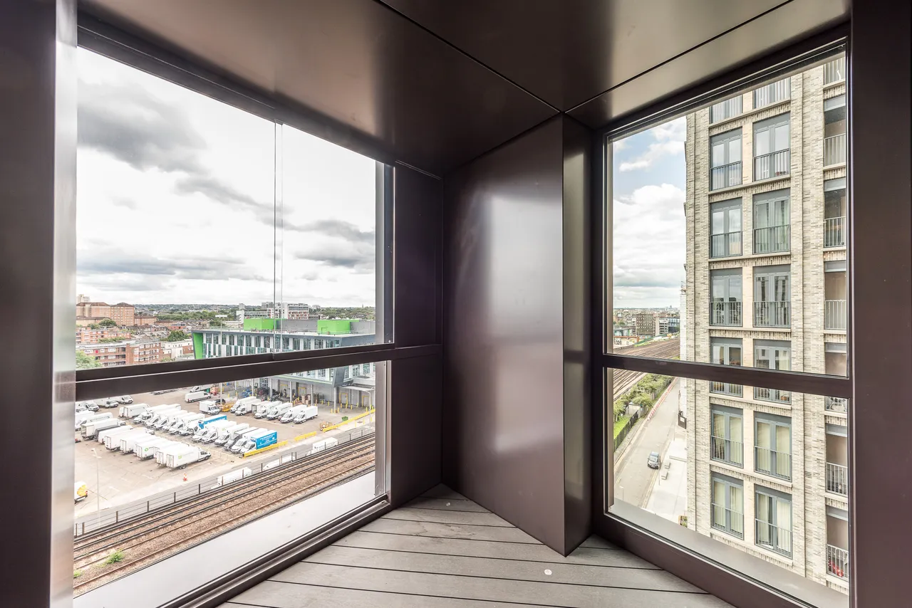 39 Thornes House, Charles Clowes Walk, The Residence, 40-42 Ponton Road, London, photo 9
