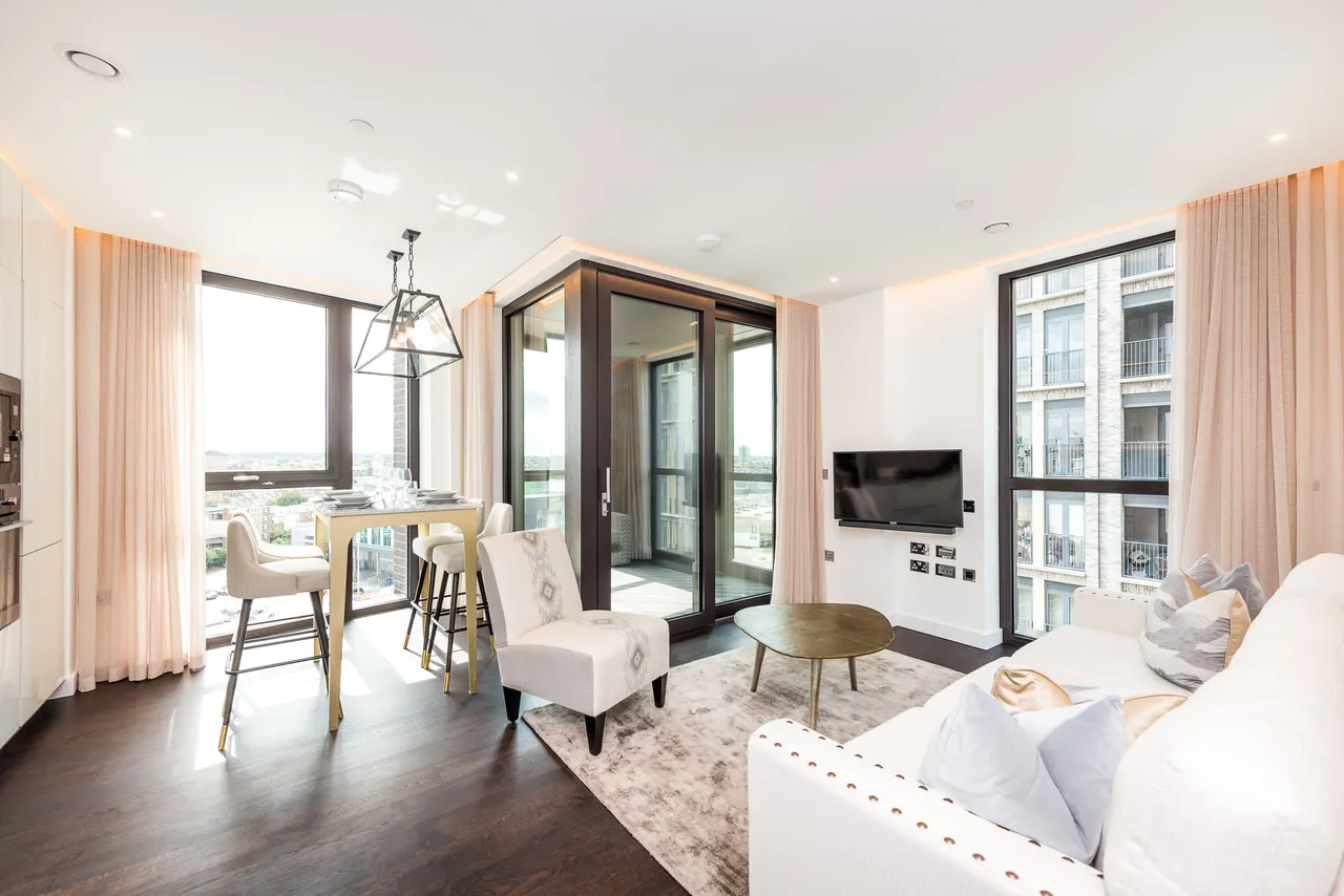 2 bed flat to rent — 39 Thornes House, Charles Clowes Walk, The Residence, 40-42 Ponton Road, London