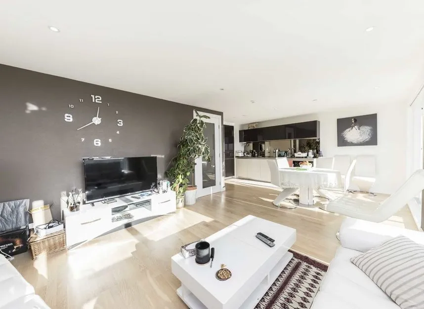 Pump House Crescent, Brentford, TW8, photo 2