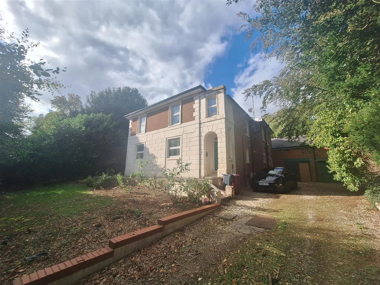 2 bed flat to rent, Henley Road, Caversham, RG4
