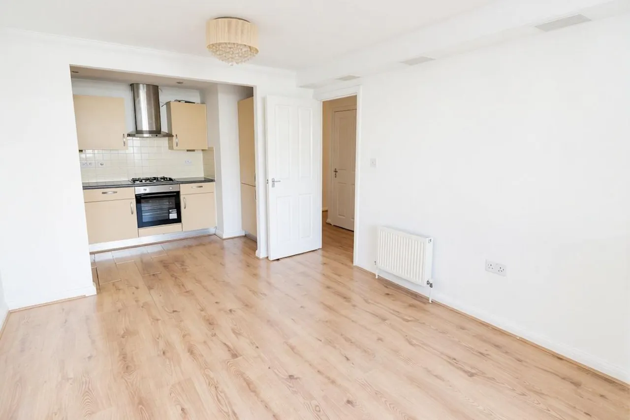 London Road, RM7, photo 2