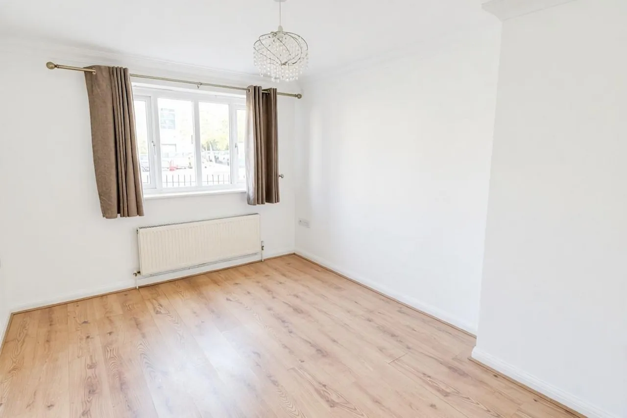 London Road, RM7, photo 11