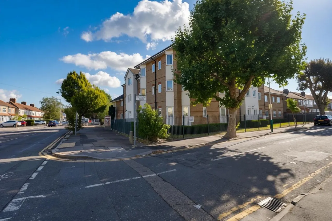 London Road, RM7, photo 3