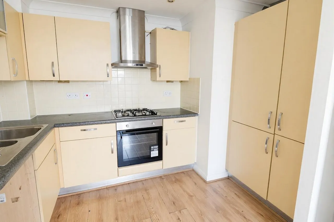 2 bed flat to rent, London Road, RM7
