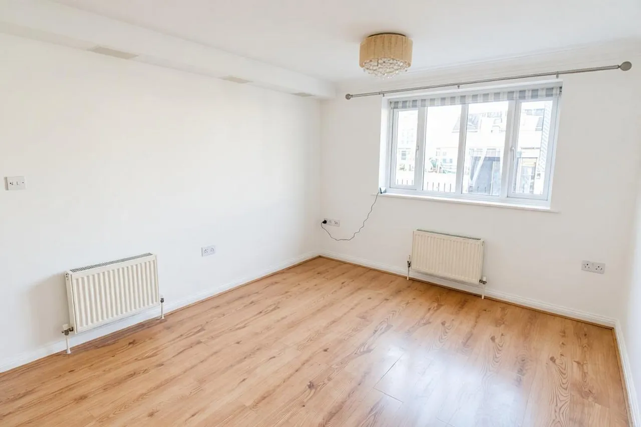 London Road, RM7, photo 6