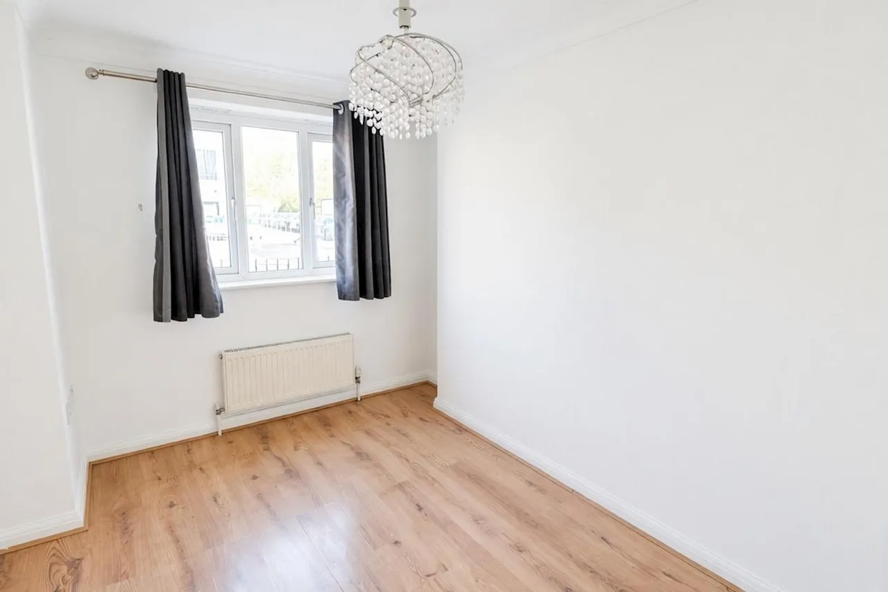 London Road, RM7, photo 9