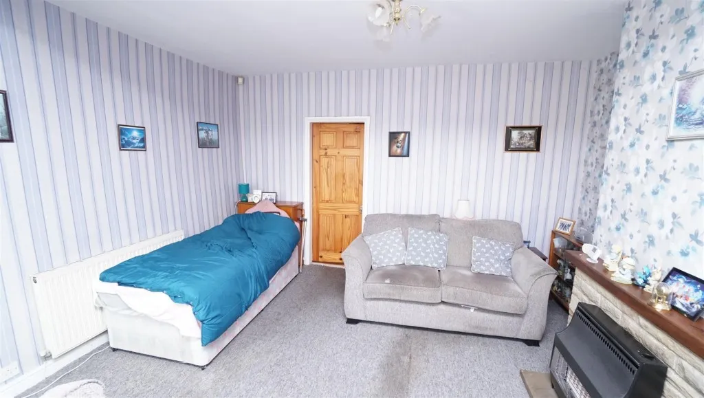 Holdsworth Square, Eccleshill, photo 3