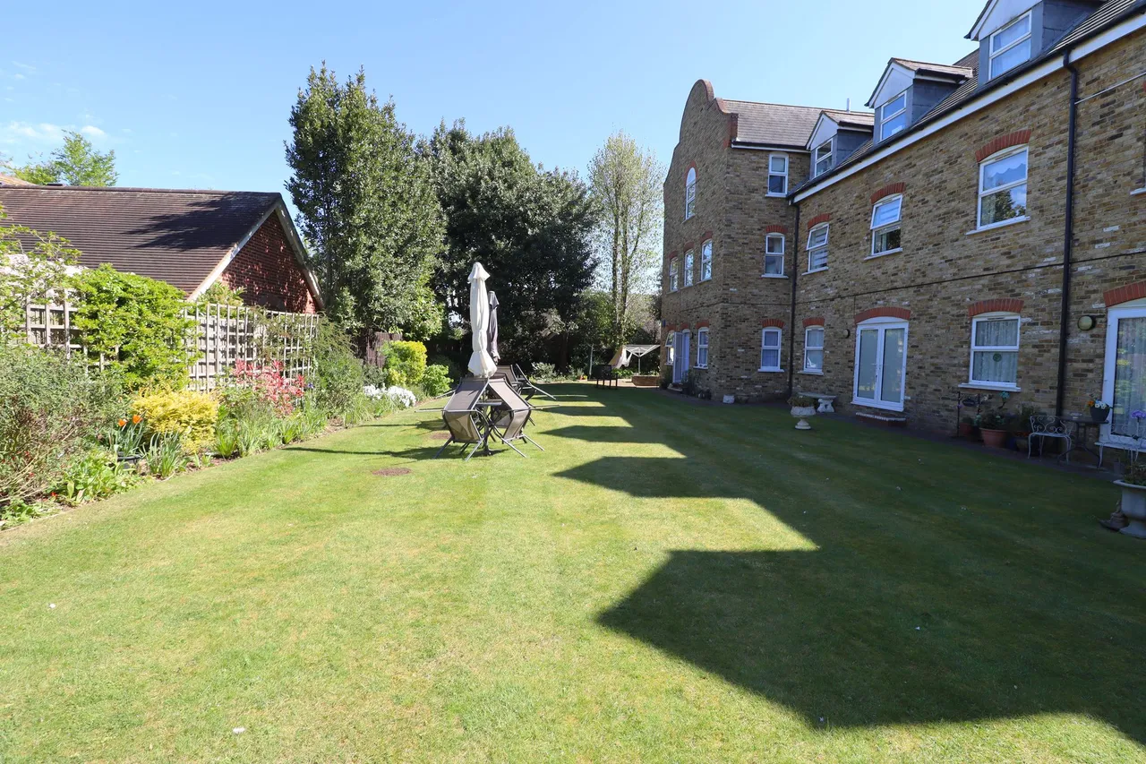 Hockley Road, Rayleigh, Essex, SS6 8BE, photo 11