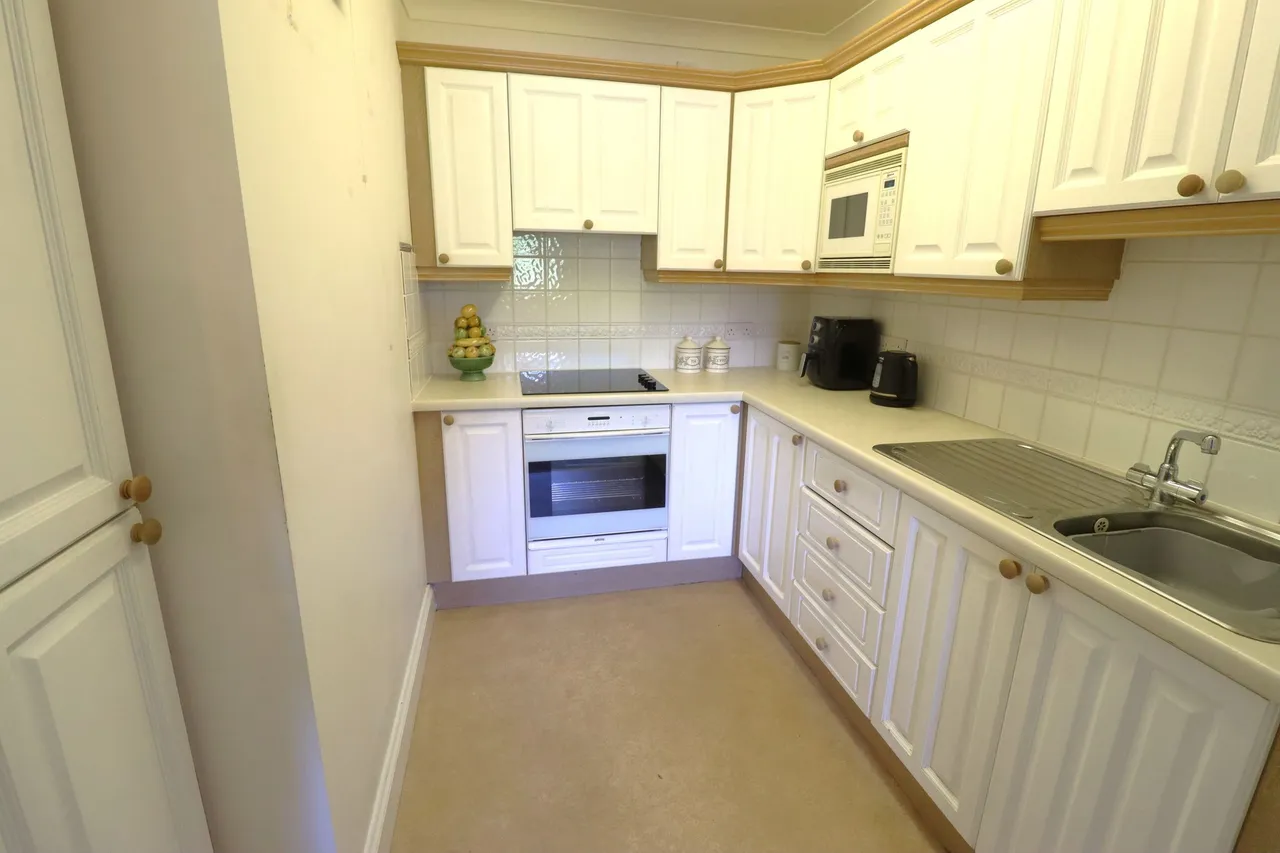 Hockley Road, Rayleigh, Essex, SS6 8BE, photo 7